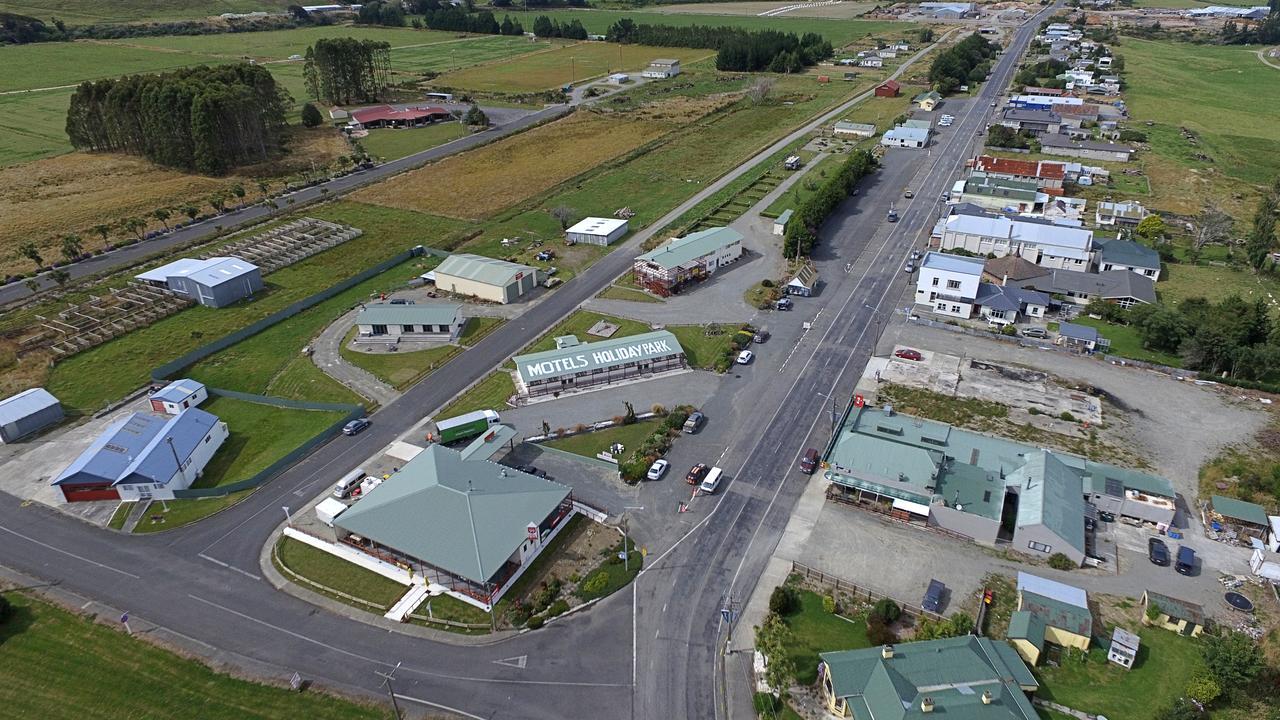 Tui Base Camp Hotel Tuatapere Exterior photo